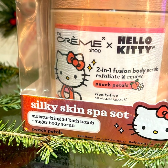 🎀NIB/HELLOKITTY Silky skin SpaSet in PeachPetals Includes bath bomb/suga… - Picture 2 of 11